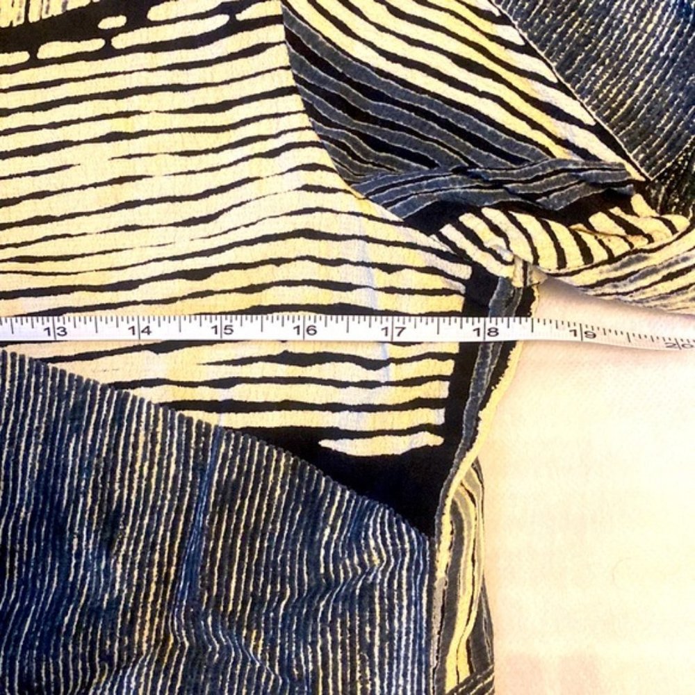Beautiful petite buttons down blouse ?? - Picture 3 of 6